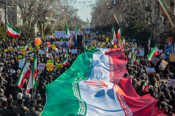 گزارش خبرنگاران ایرنا از راهپیمایی ۲۲ بهمن/ مردم تمام قد پای انقلاب ایستاده اند