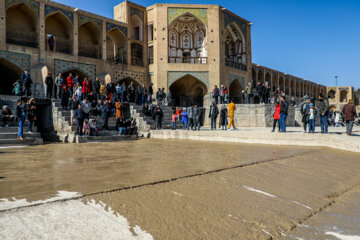 جاری شدن آب در زاینده رود