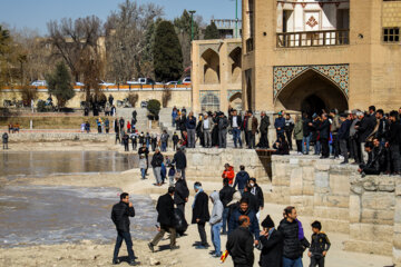 جاری شدن آب در زاینده رود