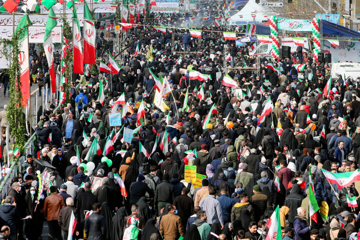 گزارش خبرنگاران ایرنا از راهپیمایی ۲۲ بهمن / مردم تمام قد پای انقلاب ایستاده اند