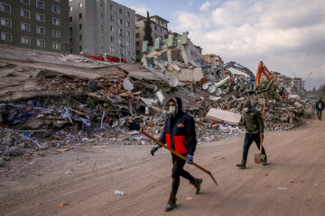 Continúan operaciones de ayuda en Turquía siete días después del terremoto
