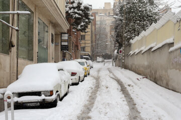 برف در تهران؛ شهروندان سرگردان، خدمات نامناسب برف‌روبی و معابر شلوغ