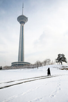 Téhéran porte un costume blanc après une chute de neige