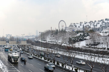 برف در برج Téhéran porte un costume blanc après une chute de neige
