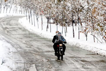 Téhéran porte un costume blanc après une chute de neige