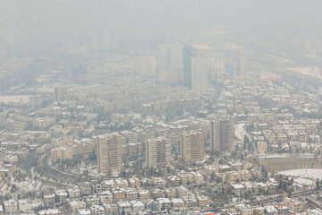 Téhéran porte un costume blanc après une chute de neige