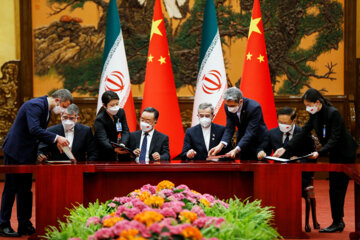 امضای تفاهم نامه همکاری بین هیات های ایرانی و چین