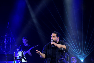 Le concert du chanteur très populaire, Reza Sadeghi, a eu lieu ce mardi soir (15 février 2023) dans la salle Milad aux locaux de l'exposition internationale de Téhéran. 