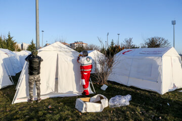 Los afectados por el terremoto de Turquía se alojan en los campamentos provisionales establecidos por la IRCS