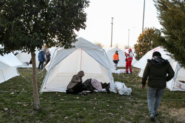 Los afectados por el terremoto de Turquía se alojan en los campamentos provisionales establecidos por la IRCS