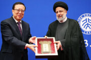 Pekin Üniversitesi, Ayetullah Reisi'ye Fahri Profesörlük Unvanı Verdi