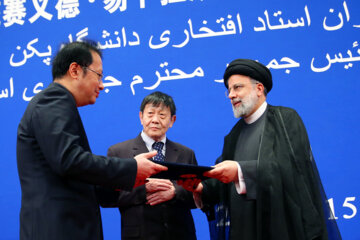 La ceremonia de entrega de título académico honorario de la Universidad de Pequín al presidente iraní 
