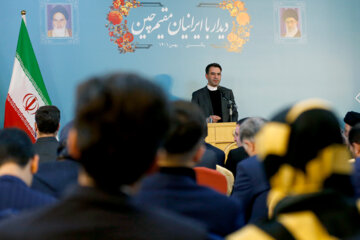 El presidente Raisi se reúne con los iraníes que residen en China
