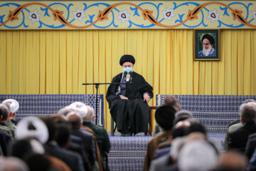 Le Leader reçoit un groupe de responsables iraniens et d'ambassadeurs de pays islamiques