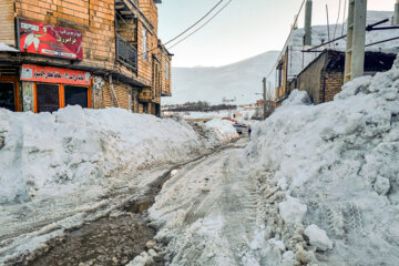 بارش برف راه ارتباطی ۴۵ روستای بروجرد را مسدود کرد