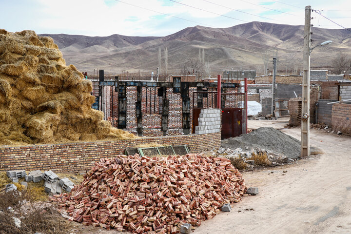 نصب اسکلت‌های فلزی پیش ساخته منازل تخریب شده در مناطق زلزله‌زده خوی آغاز شد