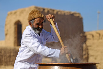 مراسم سنتی سمنو پزان شهر درق