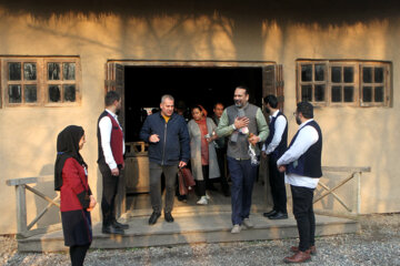 Les évaluateurs internationaux du Conseil mondial de l'Artisanat ont visité le musée du patrimoine rural de la province septentrionale de l’Iran, Guilan le dimanche (27 février 2023). (Mojtaba Mohammadi)