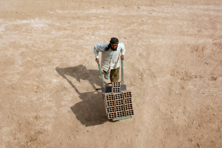 کارگران ساختمانی در انتظار اجرای قانون جدید بیمه/صف انتظار کوتاه میشود؟