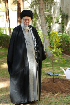 El Ayatolá Jamenei planta tres arbolillos