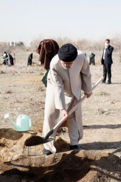 Con ocasión del Día Nacional de la Plantación de Árboles, el presidente Raisi planta un arbolillo
