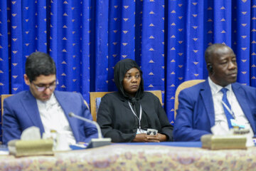 En image la rencontre des participants à une réunion internationale de coopération scientifique et économique entre l'Iran et les pays d'Afrique de l'Ouest, lundi soir (6 mars 2023) avec le Président de la République islamique d’Iran, Seyyed Ebrahim Raissi. (Photo : Marzieh Moussavi)