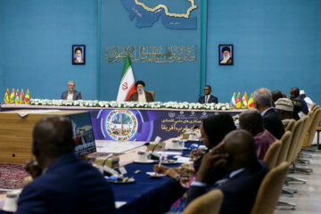 En image la rencontre des participants à une réunion internationale de coopération scientifique et économique entre l'Iran et les pays d'Afrique de l'Ouest, lundi soir (6 mars 2023) avec le Président de la République islamique d’Iran, Seyyed Ebrahim Raissi. (Photo : Marzieh Moussavi)