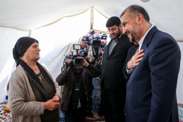 Hossein Amir Abdollahian, ministre iranien des Affaires étrangères, qui s'est rendu en Turquie ; le mardi soir 7 mars 2023, a visité des régions turques touchées par le tremblement de terre et le camp de peuplement temporaire de la République islamique d'Iran dans la ville d' Adıyaman. (Photo: Akbar Tavakoli). 