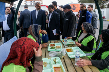 El ministro de Exteriores de Irán visita zonas afectadas por el terremoto en Turquía
