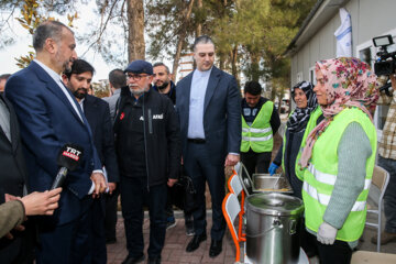 Hossein Amir Abdollahian, ministre iranien des Affaires étrangères, qui s'est rendu en Turquie ; le mardi soir 7 mars 2023, a visité des régions turques touchées par le tremblement de terre et le camp de peuplement temporaire de la République islamique d'Iran dans la ville d' Adıyaman. (Photo: Akbar Tavakoli). 