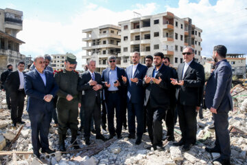 El ministro de Exteriores de Irán visita zonas afectadas por el terremoto en Siria
