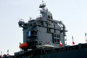 Le CGRI ajoute un nouveau navire de guerre et 100 bateaux lanceurs de missiles à la flotte de la Marine
