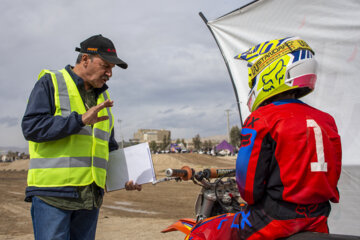 A l'occasion de la commémoration de la Journée des Martyrs et de la commémoration des 253 sportifs martyrs de la province centrale de Semnan, les compétitions de motocross aux multiples facettes se sont déroulées le vendredi matin (9 mars 2023) sur la piste de motocross de Semnan au centre iranien. 