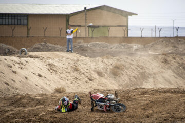 A l'occasion de la commémoration de la Journée des Martyrs et de la commémoration des 253 sportifs martyrs de la province centrale de Semnan, les compétitions de motocross aux multiples facettes se sont déroulées le vendredi matin (9 mars 2023) sur la piste de motocross de Semnan au centre iranien. 