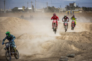 A l'occasion de la commémoration de la Journée des Martyrs et de la commémoration des 253 sportifs martyrs de la province centrale de Semnan, les compétitions de motocross aux multiples facettes se sont déroulées le vendredi matin (9 mars 2023) sur la piste de motocross de Semnan au centre iranien. 