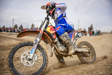 A l'occasion de la commémoration de la Journée des Martyrs et de la commémoration des 253 sportifs martyrs de la province centrale de Semnan, les compétitions de motocross aux multiples facettes se sont déroulées le vendredi matin (9 mars 2023) sur la piste de motocross de Semnan au centre iranien. 