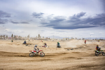 A l'occasion de la commémoration de la Journée des Martyrs et de la commémoration des 253 sportifs martyrs de la province centrale de Semnan, les compétitions de motocross aux multiples facettes se sont déroulées le vendredi matin (9 mars 2023) sur la piste de motocross de Semnan au centre iranien. 