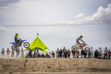 A l'occasion de la commémoration de la Journée des Martyrs et de la commémoration des 253 sportifs martyrs de la province centrale de Semnan, les compétitions de motocross aux multiples facettes se sont déroulées le vendredi matin (9 mars 2023) sur la piste de motocross de Semnan au centre iranien. 