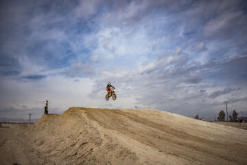 A l'occasion de la commémoration de la Journée des Martyrs et de la commémoration des 253 sportifs martyrs de la province centrale de Semnan, les compétitions de motocross aux multiples facettes se sont déroulées le vendredi matin (9 mars 2023) sur la piste de motocross de Semnan au centre iranien. 