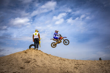 A l'occasion de la commémoration de la Journée des Martyrs et de la commémoration des 253 sportifs martyrs de la province centrale de Semnan, les compétitions de motocross aux multiples facettes se sont déroulées le vendredi matin (9 mars 2023) sur la piste de motocross de Semnan au centre iranien. 