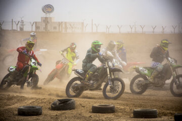 A l'occasion de la commémoration de la Journée des Martyrs et de la commémoration des 253 sportifs martyrs de la province centrale de Semnan, les compétitions de motocross aux multiples facettes se sont déroulées le vendredi matin (9 mars 2023) sur la piste de motocross de Semnan au centre iranien. 