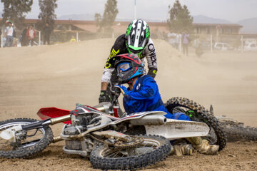 A l'occasion de la commémoration de la Journée des Martyrs et de la commémoration des 253 sportifs martyrs de la province centrale de Semnan, les compétitions de motocross aux multiples facettes se sont déroulées le vendredi matin (9 mars 2023) sur la piste de motocross de Semnan au centre iranien. 