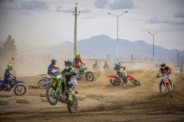 A l'occasion de la commémoration de la Journée des Martyrs et de la commémoration des 253 sportifs martyrs de la province centrale de Semnan, les compétitions de motocross aux multiples facettes se sont déroulées le vendredi matin (9 mars 2023) sur la piste de motocross de Semnan au centre iranien. 