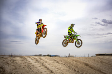 A l'occasion de la commémoration de la Journée des Martyrs et de la commémoration des 253 sportifs martyrs de la province centrale de Semnan, les compétitions de motocross aux multiples facettes se sont déroulées le vendredi matin (9 mars 2023) sur la piste de motocross de Semnan au centre iranien. 