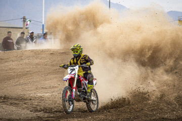 A l'occasion de la commémoration de la Journée des Martyrs et de la commémoration des 253 sportifs martyrs de la province centrale de Semnan, les compétitions de motocross aux multiples facettes se sont déroulées le vendredi matin (9 mars 2023) sur la piste de motocross de Semnan au centre iranien. 