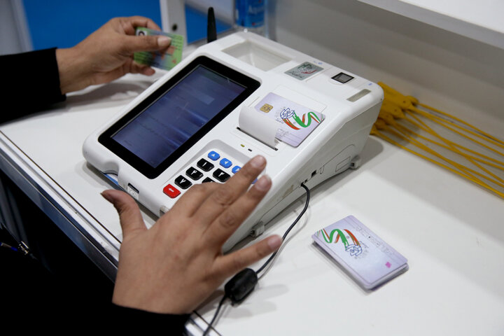 فرماندار تهران: کار کردن با دستگاه رای الکترونیک آسان‌تر از روش قبلی است