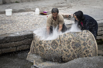 Los teheraníes lavan sus alfombras en Cheshmeh-Ali 