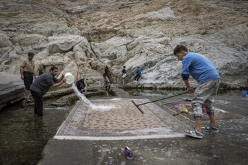 Los teheraníes lavan sus alfombras en Cheshmeh-Ali 