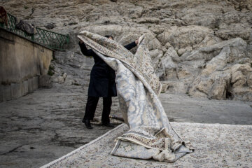 Los teheraníes lavan sus alfombras en Cheshmeh-Ali 
