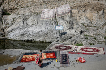 Los teheraníes lavan sus alfombras en Cheshmeh-Ali 